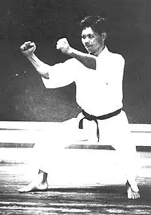 Gigo Funakoshi (troisième fils de Gichin Funakoshi et père du Shotokan moderne), en position Kokutsu Dachi (jambes) et Chudan Kakiwake Uke (bras). On retrouve cette position dans le kata Shotokan Heian Yodan.