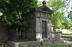 Chapelle funéraire avec les cavités aménagées dans les parois en sous-sol.