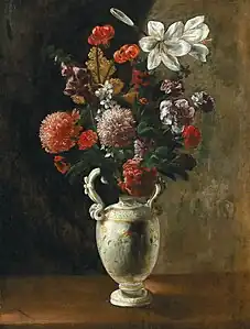 Roses, digitales, pivoines, œillets et lys, dans un vase en majolique
