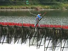 L'ancien barrage à aiguilles des Quatre Cheminées. Aiguille en cours de dépose.