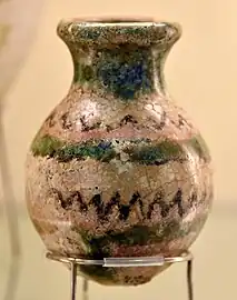 Fiole en céramique glaçurée, Assur, période néo-assyrienne. Pergamon Museum.