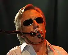 Photographie en couleurs, représentant un homme (Gilbert Montagné).