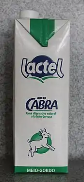 Brique de lait (sv) de chèvre dans un emballage étiqueté en galicien et de la marque Lactel.