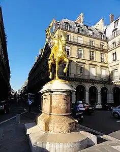 Place des Pyramides avec le monument, au débouché de la rue des Pyramides.