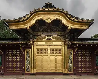 Porte dorée du sanctuaire shinto Ueno Tōshō-gū, à Tokyo, dans le parc d'Ueno (juin 2019).