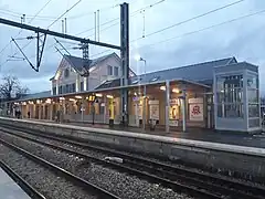 Façade côté voies en 2022.