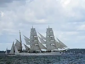 Le Gorch Fock, trois-mâts barque allemand toutes voiles sorties (sauf une) dans le canal de Kiel en août 2006.