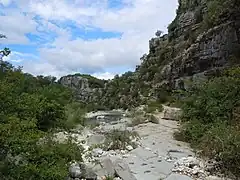 Gorges de la Beaume: chemin en corniche remontant au Belvédère de Saint Genest.