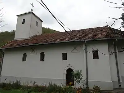 La façade sud de l'église.