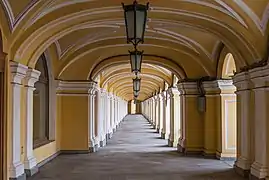 Sous la galerie du Gostiny Dvor.