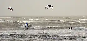 Un endroit réputé pour la pratique du surf, du kitesurf et de la planche à voile.