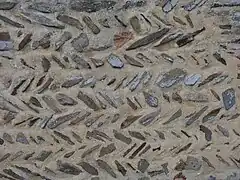 Appareil en arête-de-poisson en schiste.