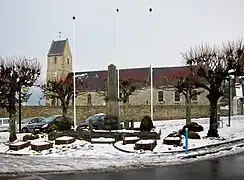 L'église Saint-Malo et le monument aux morts.