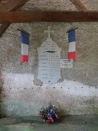 Le monument aux morts situé sous l'emban de l’église