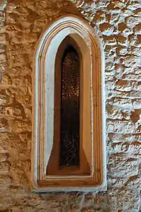 Fenêtre ogivale moulurée.