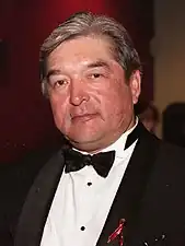 Graham Greene dans le rôle de Skully