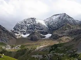 De gauche (est) à droite (ouest) : le Grand Astazou (3 071 m), le couloir Swan menant au col Swan (2 966 m), le Petit Astazou (3 012 m).