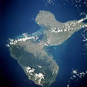 Vue satellite de la Guadeloupe avec la Grande-Terre, en haut à droite.