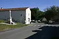 Le carrefour à l'entrée du bourg.
