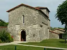 Vue générale. L'ancien logis était derrière à gauche.
