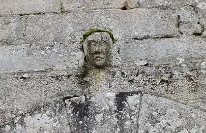 Sculpture sur le fronton du portail.