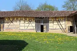 La grange et la remise.