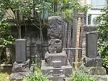 Photographie en couleur de trois tombes japonaises