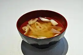 Soupe miso à l'oignon vert.