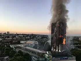 La tour Grenfell en feu, à 4&nbsp;h&nbsp;43&nbsp;BST le 14 juin 2017.