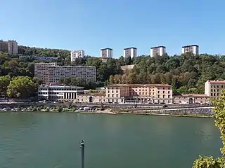 Le quai Chauveau entier vu depuis le grenier d'abondance (rive gauche)