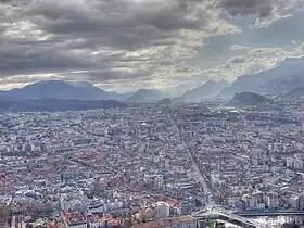 Vue depuis la Bastille à Grenoble en direction du sud du débouché de la basse vallée du Drac dans le Y grenoblois entre les massifs du Vercors (à droite) et du Taillefer (à gauche).