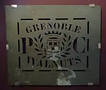 Pochoir pour marquer les sacs de noix.