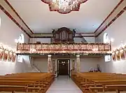 Vue intérieure de la nef vers la tribune de l'orgue.