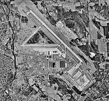 Photo en noir et blanc, prise du dessus, d'un aéroport.