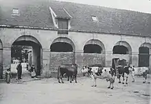 Écurie et abreuvoir.