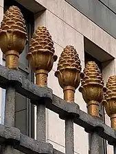 no 10 : grille de l'ancienne halle aux vins (détail) ornée de pommes de pin.