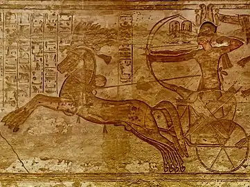 Scène du siège de Dapour représentant Ramsès&nbsp;II sur son char, un arc à la main.
