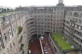 cour intérieure bordée d'immeubles