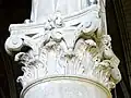 Chapiteau corinthien des grandes arcades.