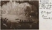 Carte postale noir et blanc présentant des personnes sur une barque dans un paysage de stalactites et de stalagmites.