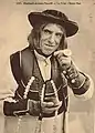 Homme de Guémené portant le costume mille boutons reconnaissable à ses nombreuses rangées de boutons. Butun mad signifie "bon tabac" en breton.