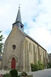 vue d'une église, fronton et côté, en granit avec clocher pointu, sur fond de ciel bleu et nuageux.