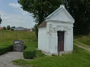 Le petit mémorial de guerre et chapelle, D 187.