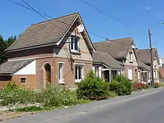 Habitations groupées par cinq.