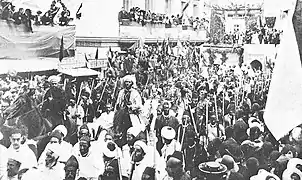 L'empereur faisant son entrée à cheval dans Tanger, entouré par son escorte.