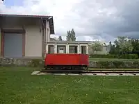 Draisine stationnée devant l'ancienne gare de Guiscriff.