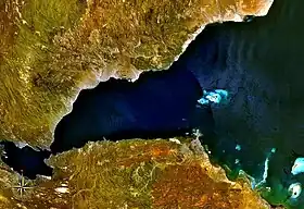 Au centre, à l'entrée du golfe, les îles Moucha et Maskali et les hauts-fonds qui les entourent