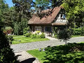 Ancien moulin (XVIIIe et XIXe siècles). Restaurant "Jardins du Moulin" et Hôtel "Le Moulin".