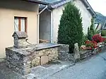 Une fontaine et lavoir en pierre de schiste.