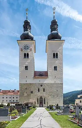 La cathédrale et le cimetière.